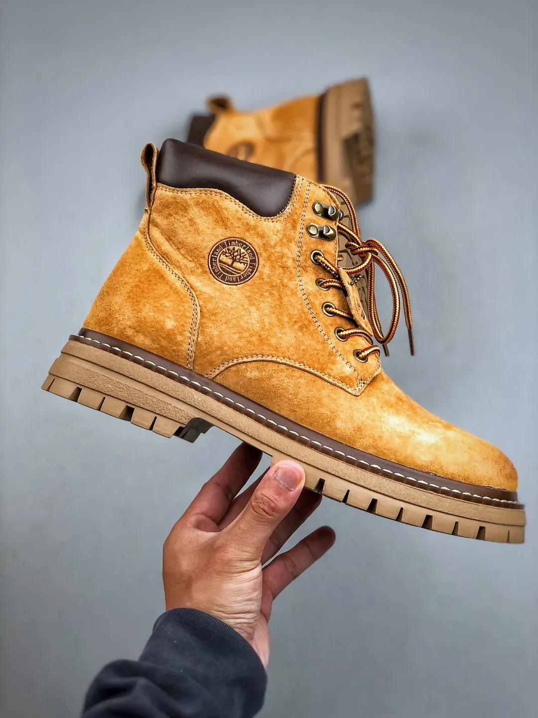 Local self-pickup💰560 supports store placement. New goods🚀#TimberlandTimberland/Timberland outdoor high-top casual rhubarb boots series #Guangdong Dachang quality, original box and original packaging, fashionable and trendy matching. The fabric is made of Italian 🇮🇹 top-grade frosted fine-grained cowhide. It is paired with anti-odor and anti-corrosion genuine leather latex insoles. The outsole and hardware are all made from OEM raw materials. The same as the original Goodyear never-opening process. Good products do not kill pigs. Exclusively launched on the whole network. There is no doubt about the quality. The whole set is packaged in the official website to give you the perfect wearing experience. The quality is exquisite and durable. A must-have for sportsmen. Specially designed to treat those who are not handsome. High-quality and first-class foot feel. Specially used for cold protection and outdoor use this winter. Casual matching for daily use. Size: 38-44 (leather shoe size)